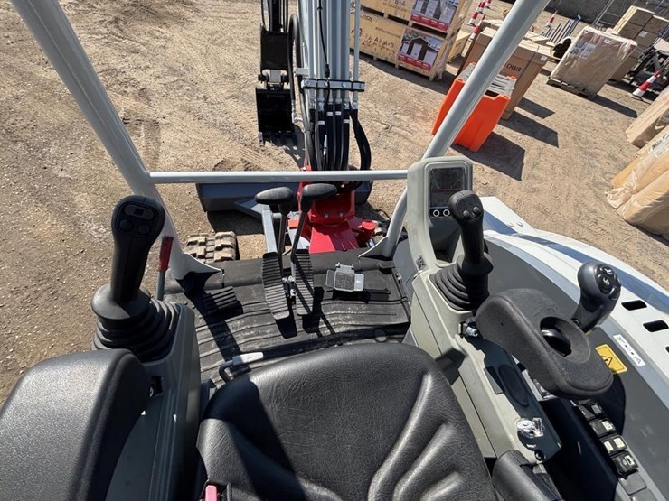 2022-takeuchi-tb235-2-image-28