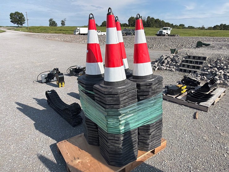 #28-•-lot-of-(100)-safety-cones-image-2