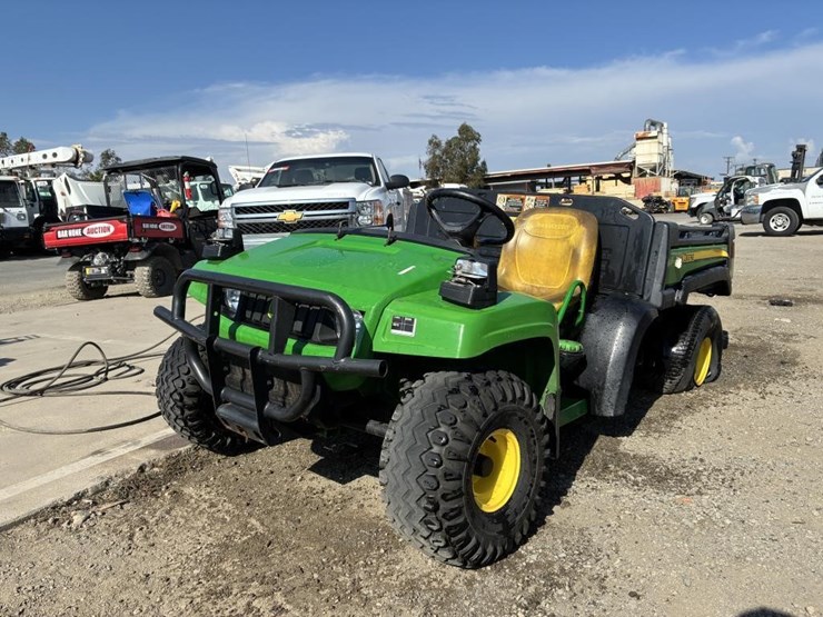 2019-john-deere-gator-image-1
