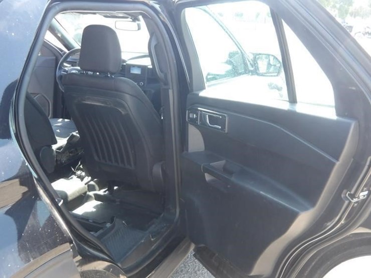 2020-ford-explorer-image-15