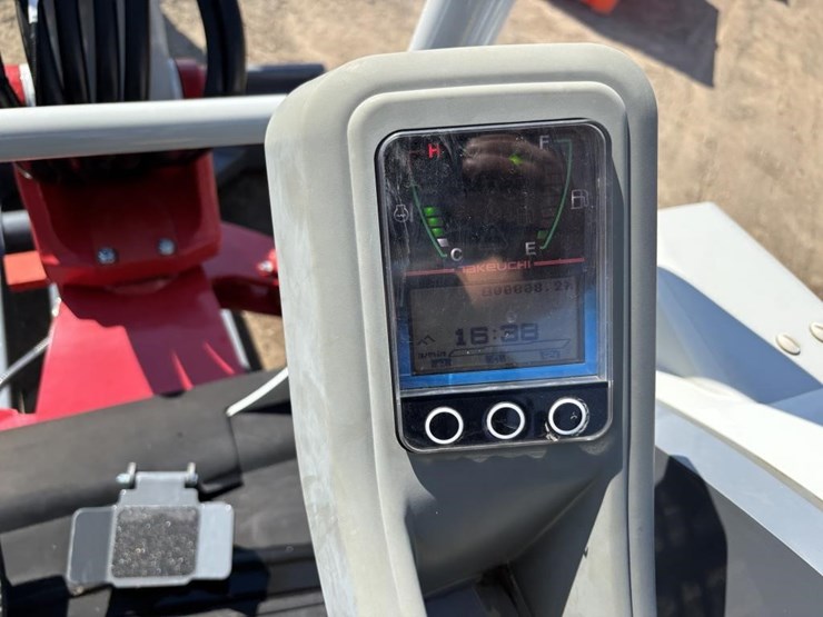 2022-takeuchi-tb235-2-image-32