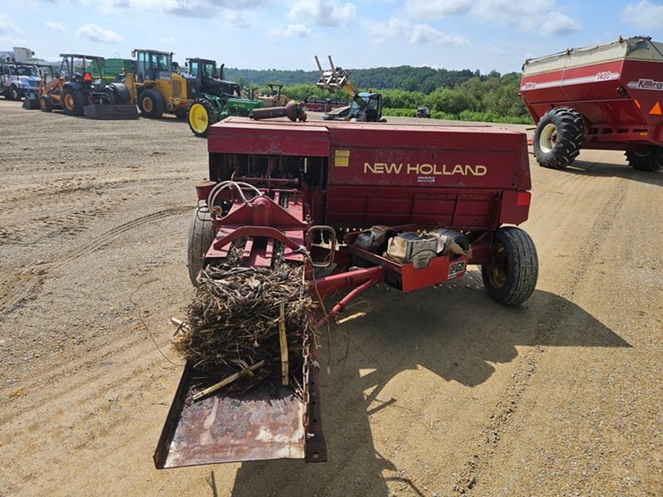 new-holland-320-image-4