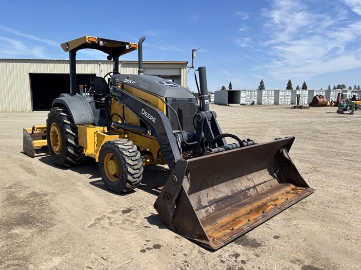 2020-deere-210l-image-2