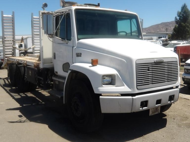 2002-freightliner-fl80-image-2