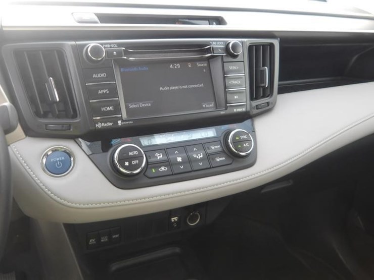 2016-toyota-rav4-image-18