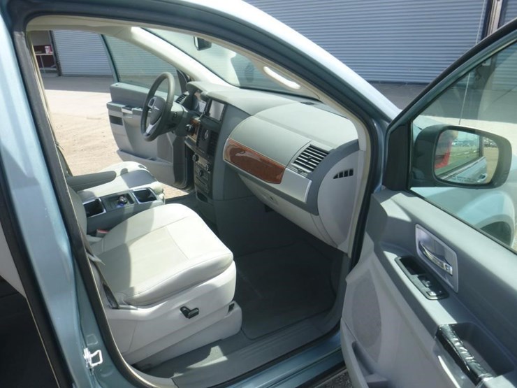2008-chrysler-town-&-country-image-6