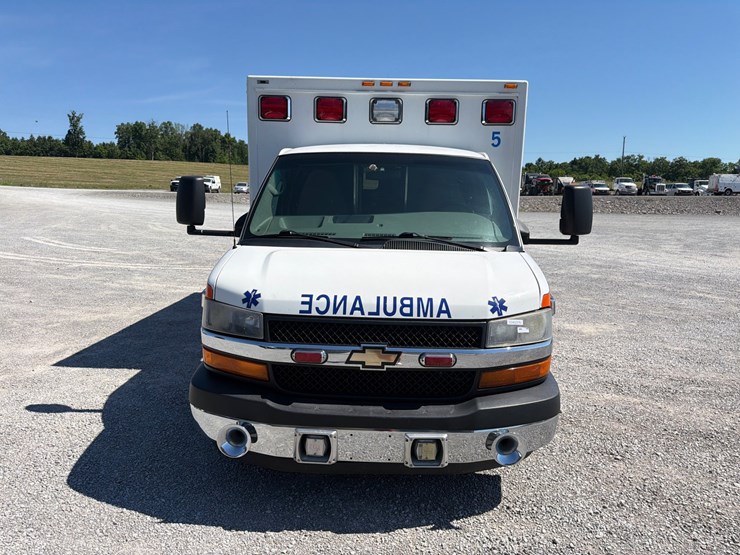 2013-chevrolet-express-3500-image-2