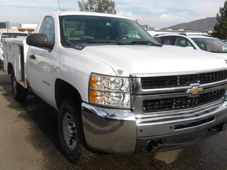 2010-chevrolet-silverado-2500-image-2