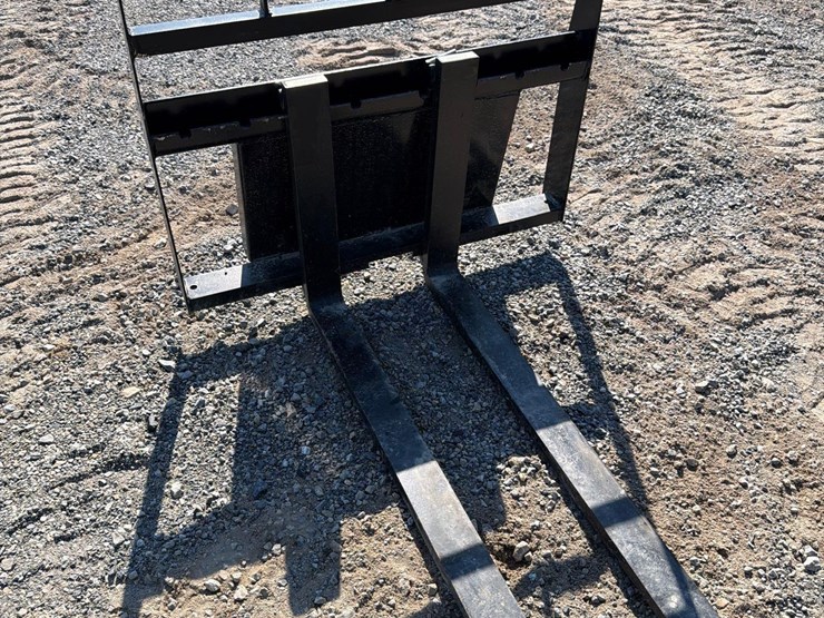 unused-kivel-quick-attach-pallet-forks-for-dingo/-mini-skid-steer-image-1