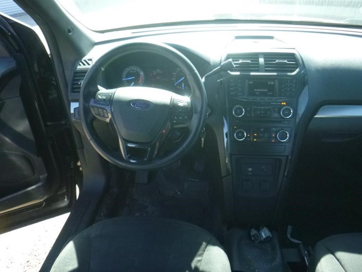 2016-ford-explorer-image-9