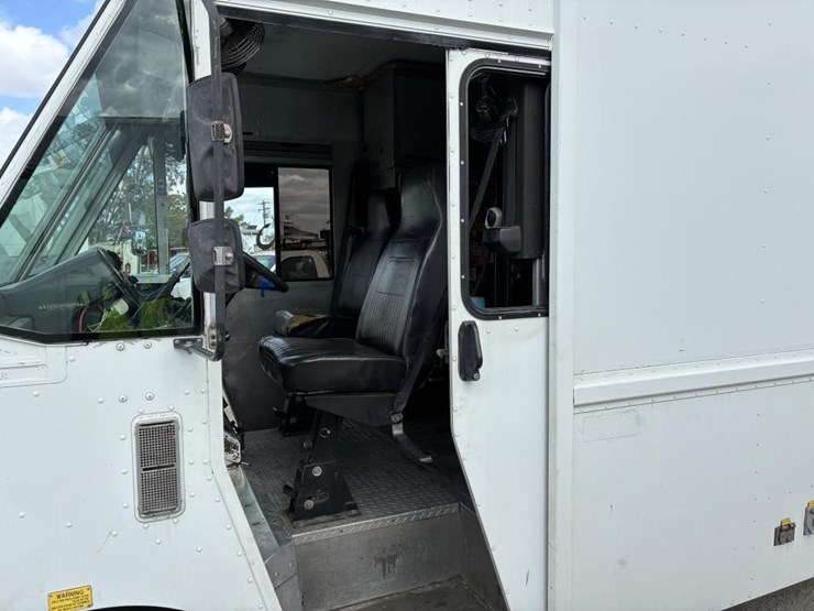 2002-workhorse-p42-image-18