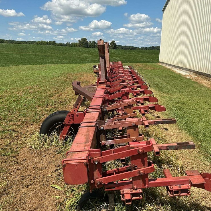 16 Row Rowcrop Cultivator