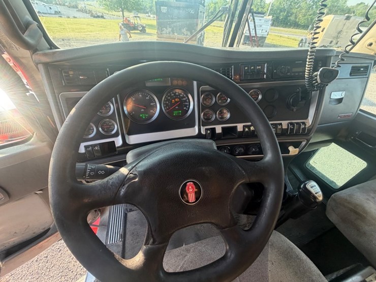 2013-kenworth-t800-image-28