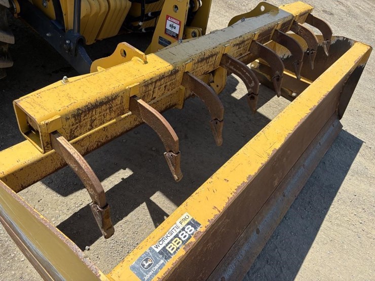2020-deere-210l-image-27