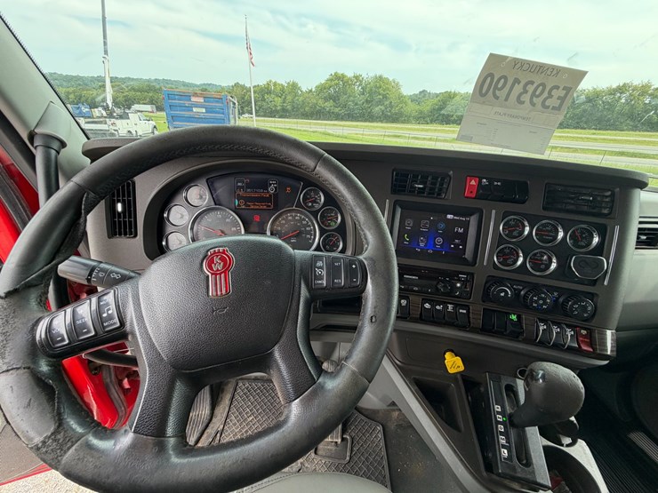 2016-kenworth-t880-image-19