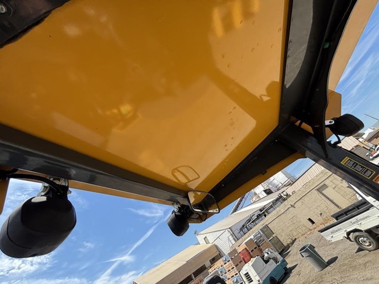 2020-deere-210l-image-53