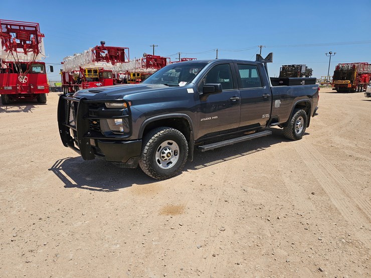 2020-chevrolet-silverado-2500hd-image-2