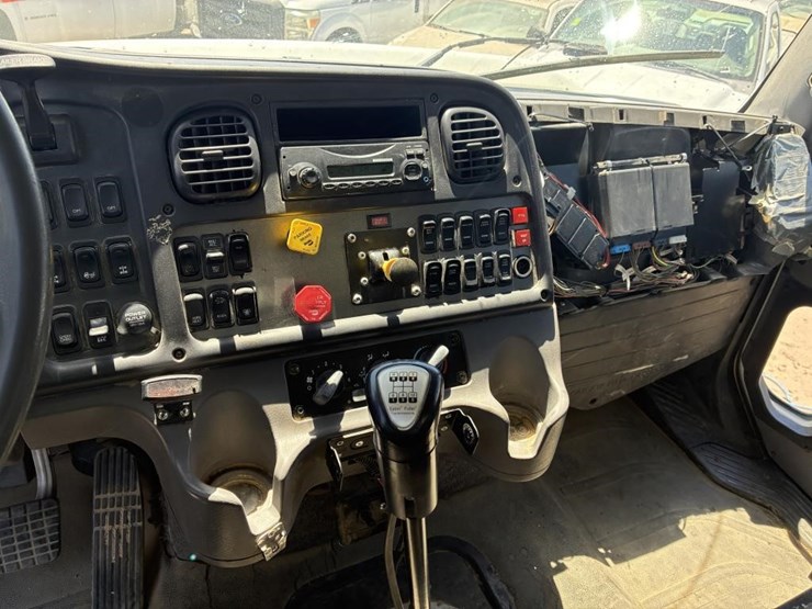 2013-freightliner-114sd-image-23