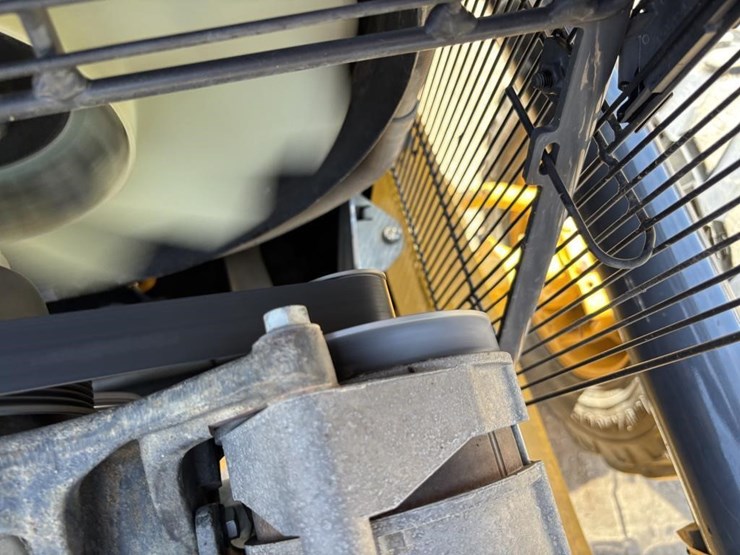 2020-deere-210l-image-65