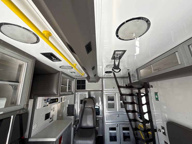 2014-chevrolet-silverado-3500hd-lt-image-21