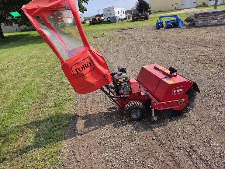 #450-•-toro-power-broom-image-5