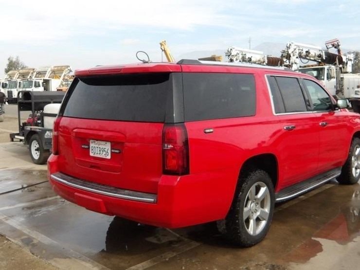 2018-chevrolet-suburban-image-3