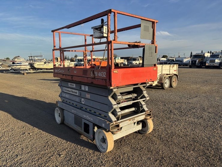 2013-skyjack-sj3-4632-scissor-lift-image-2
