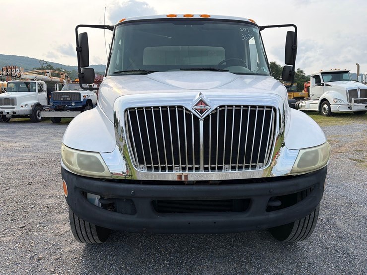 2013-international-4300m7-chipper-truck-image-2