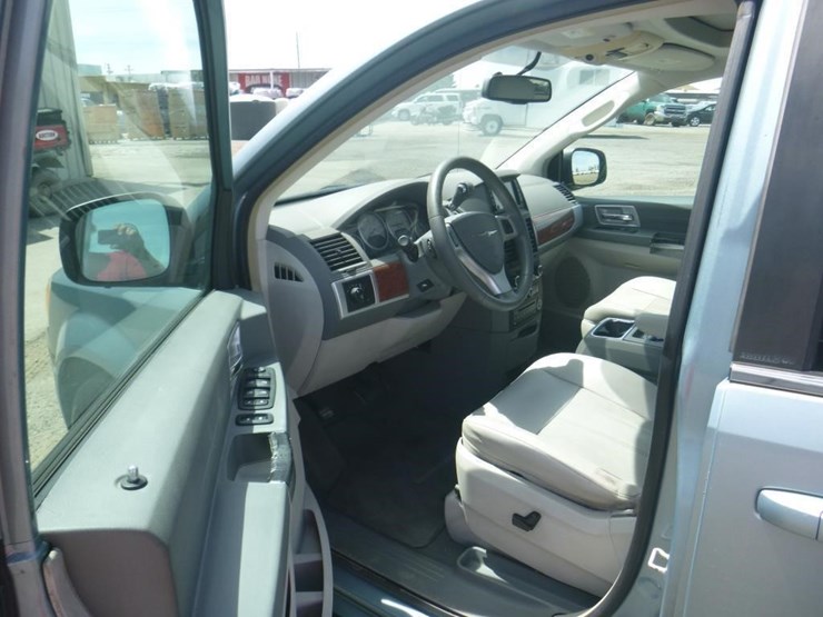 2008-chrysler-town-&-country-image-5