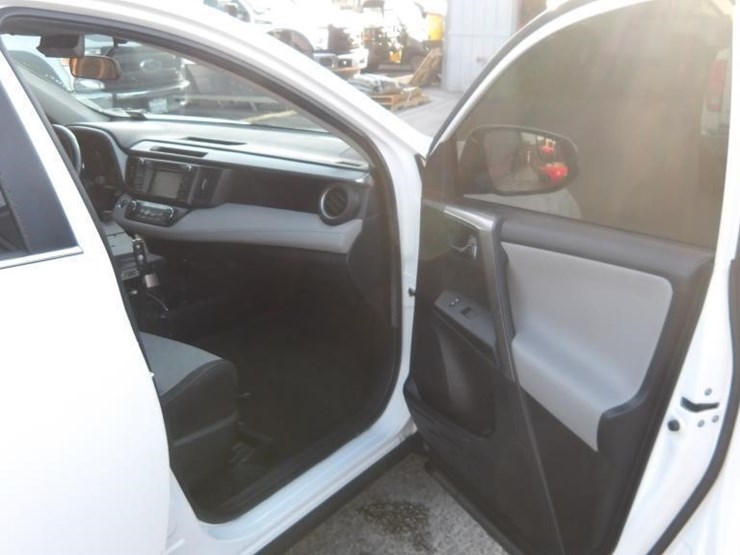 2016-toyota-rav4-image-12