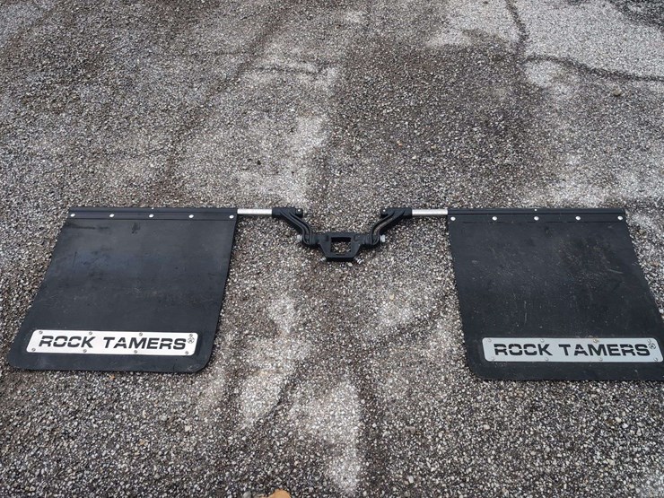 rock-tamers-hitch-mounted-mud-flap-system-2.5”-image-1