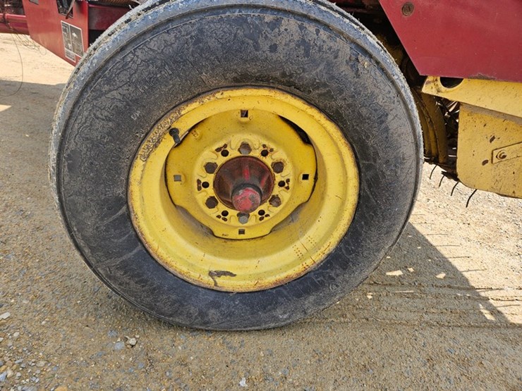 new-holland-320-image-26
