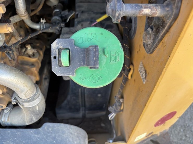 2016-caterpillar-259d-image-43