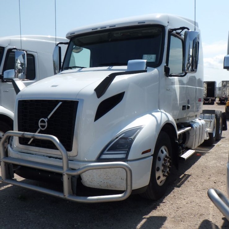 2020 VOLVO VNR640
