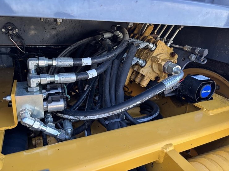 2020-deere-210l-image-29