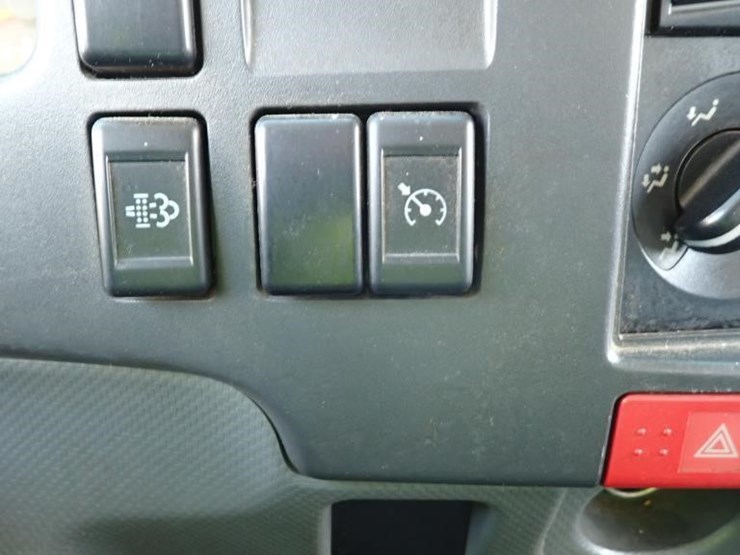 2016-isuzu-npr-image-26