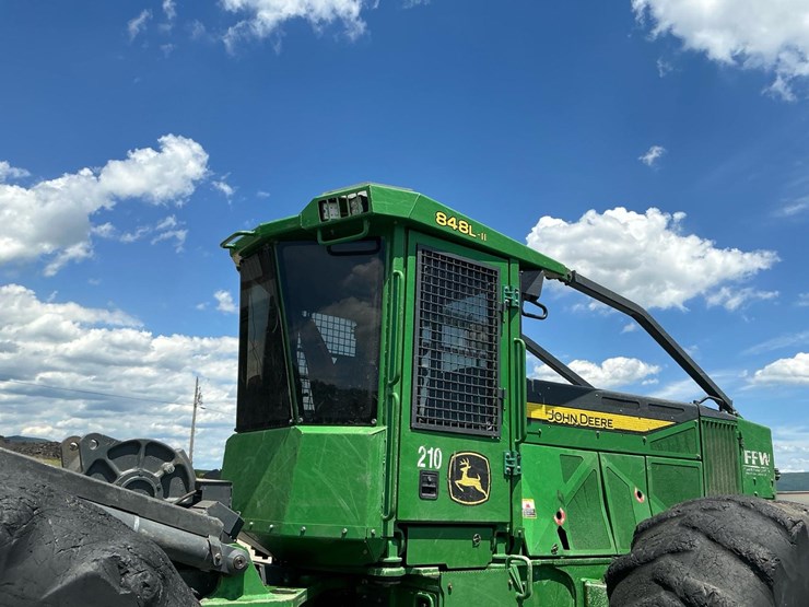 2019-deere-848l-image-34