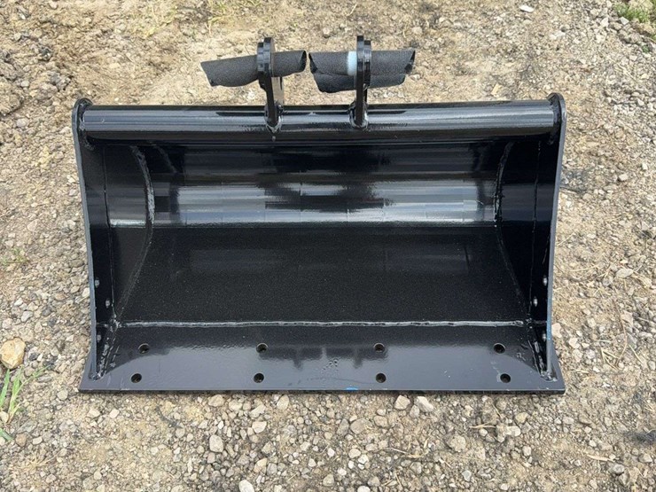 22”-w-mini-excavator-mud-bucket---model-zl-11-image-1