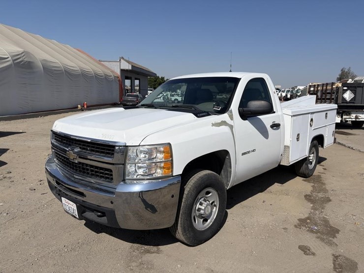2010-chevrolet-silverado-2500-image-2