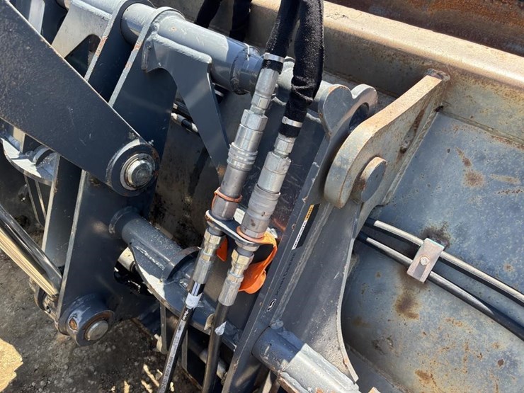 2020-deere-210l-image-15