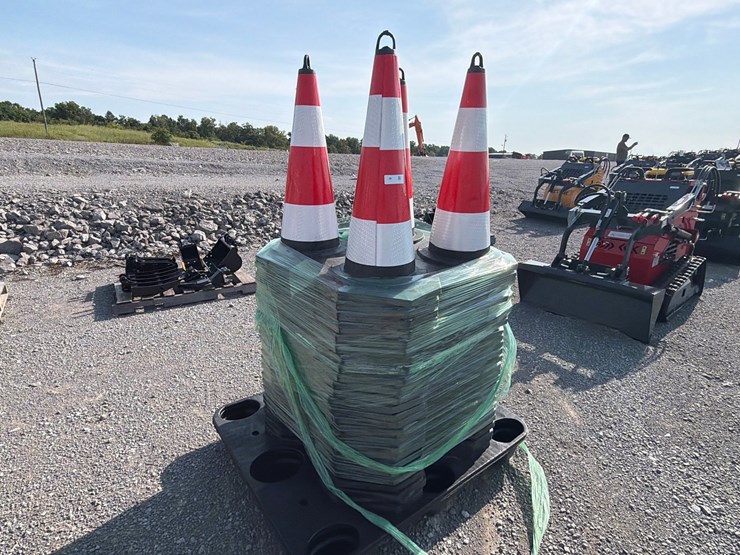 #29-•-lot-of-(100)-safety-cones-image-1