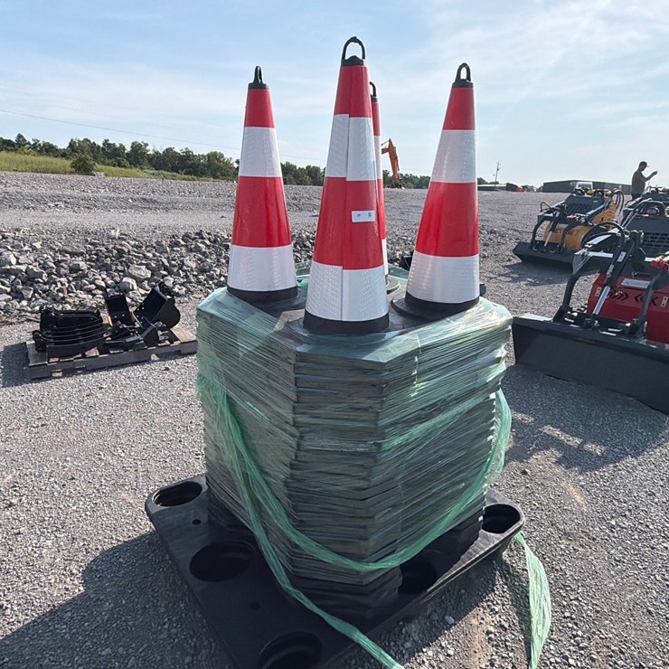 #29 • LOT OF (100) SAFETY CONES