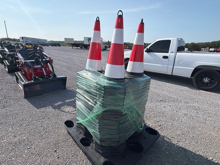 #29-•-lot-of-(100)-safety-cones-image-2