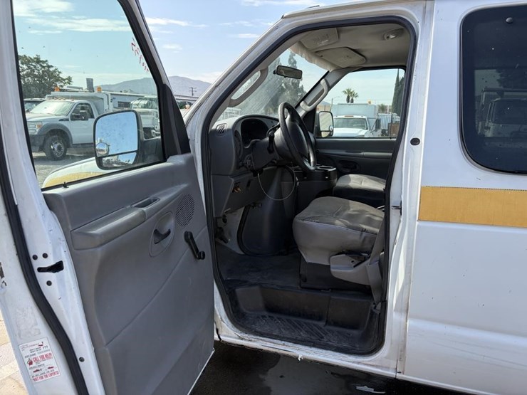 2006-ford-e350-image-15