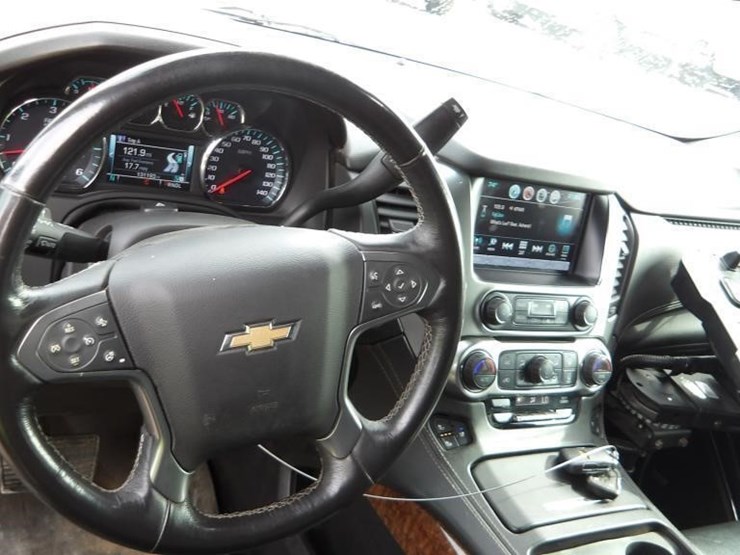 2018-chevrolet-suburban-image-18
