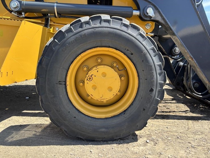 2020-deere-210l-image-32