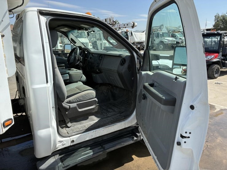 2011-ford-f550-image-15
