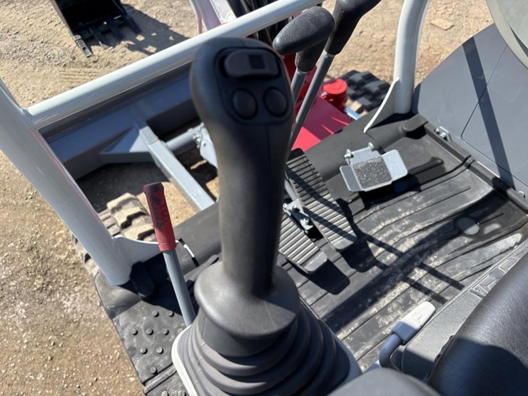 2022-takeuchi-tb235-2-image-29