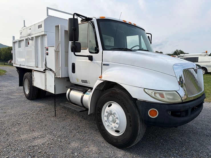 2013-international-4300m7-chipper-truck-image-3