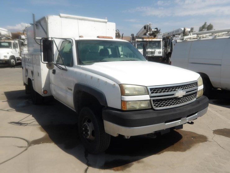 2005-chevrolet-silverado-3500-image-3